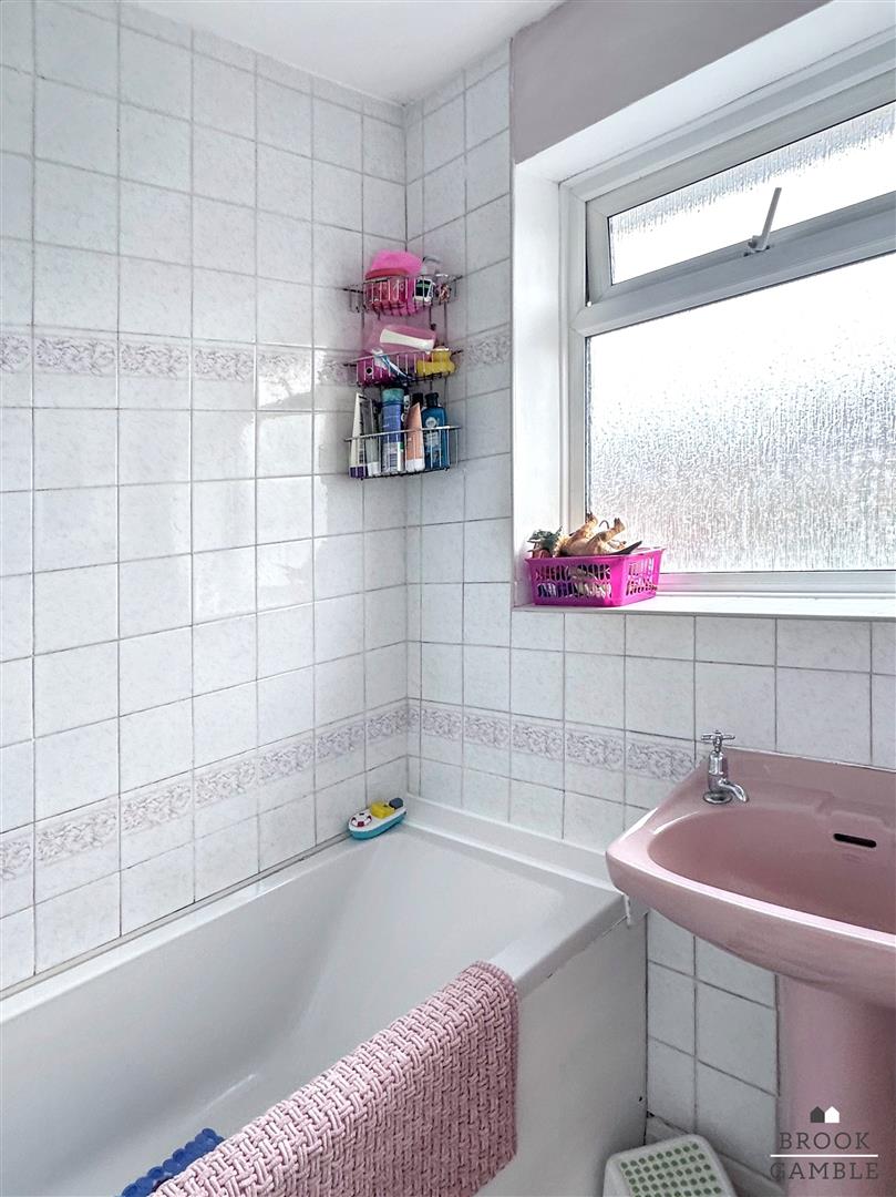 3 Bedroom House - Mid Terrace. Magnolia Walk in Eastbourne,  13